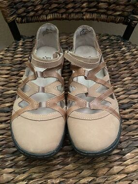 Jambu Women's Beige/Tan Cutout Mary Jane Flats